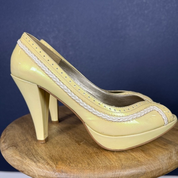 Carlo Rossetti Pastel Yellow Iridescent Peep Toe Pumps, Size 9 - Picture 5 of 11